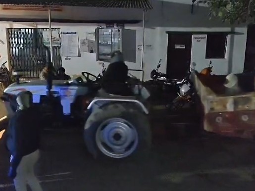 पुलिस ने ट्रैक्टर को जब्त कर लिया है।