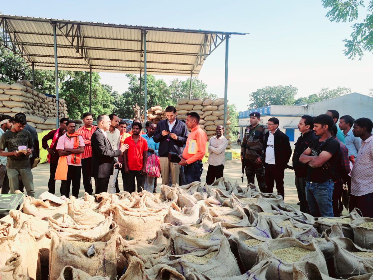 Korba Collector inspected the paddy procurement center. | कोरबा कलेक्टर ने धान उपार्जन केंद्र का किया निरीक्षण: वास्तविक किसानों से धान खरीदने और अवैध बिक्री रोकने के निर्देश - Korba News 2 240aa300 d95b 4c5a a8e8 c4913a6632e8 1765373365173
