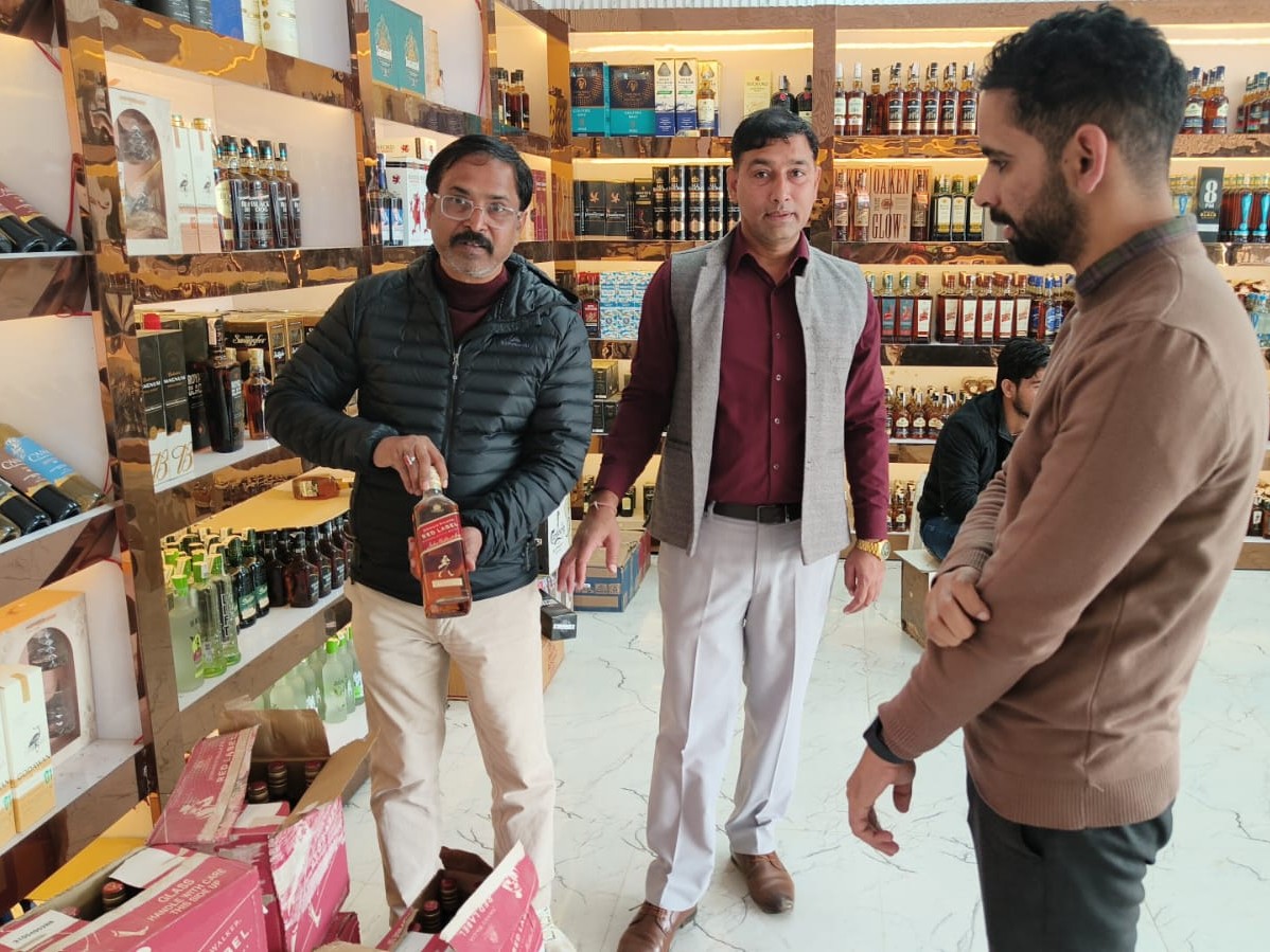 पलवल में सीएम फ्लाइंग टीम की छापेमारी:  शराब के ठेके से बिना होलोग्राम वाली 82 बोतलों को किया जब्त – Palwal News