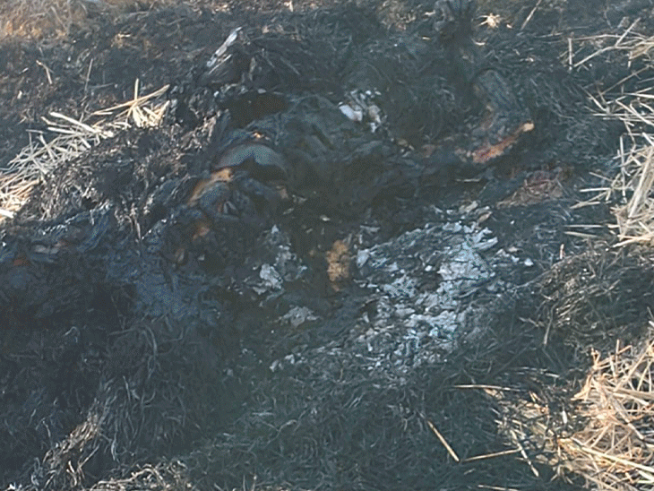 पैरा डालकर प्रेमिका की लाश को जलाया।