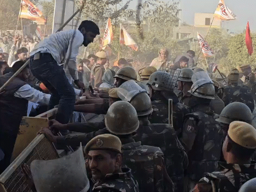 पुलिस की ओर से बेरिकेड्स लगाए गए, किसानों ने उन्हें हटा दिया।