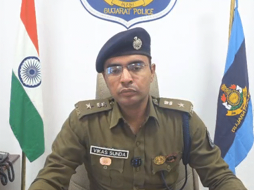 प्रेस कॉन्फ्रेंस में वारदात की जानकारी देते हुए एसपी विकास सुंडा।