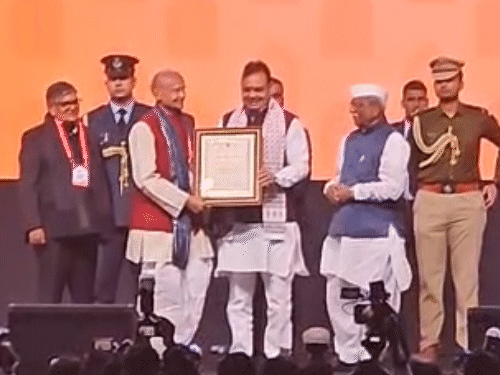इस दौरान कई बिजनेसमैन को भी मुख्यमंत्री भजनलाल शर्मा ने सम्मानित किया।