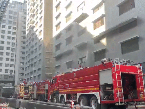 आग बुझाने की कोशिशों में लगी फायर ब्रिगेड की टीमें।