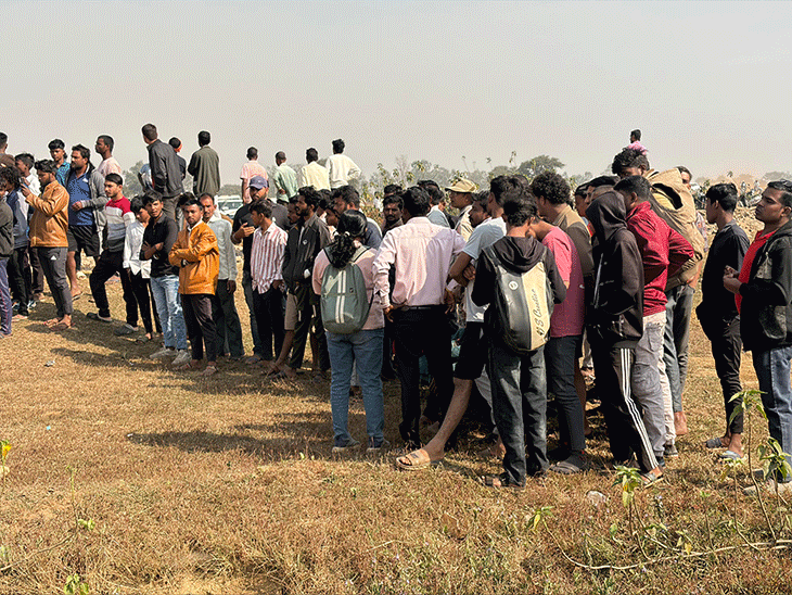 लाश मिलने की सूचना के बाद, लोगों की भीड़ इकट्ठे हो गई।