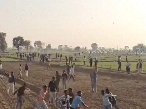 किसानों ने पुलिस पर पथराव भी किया।