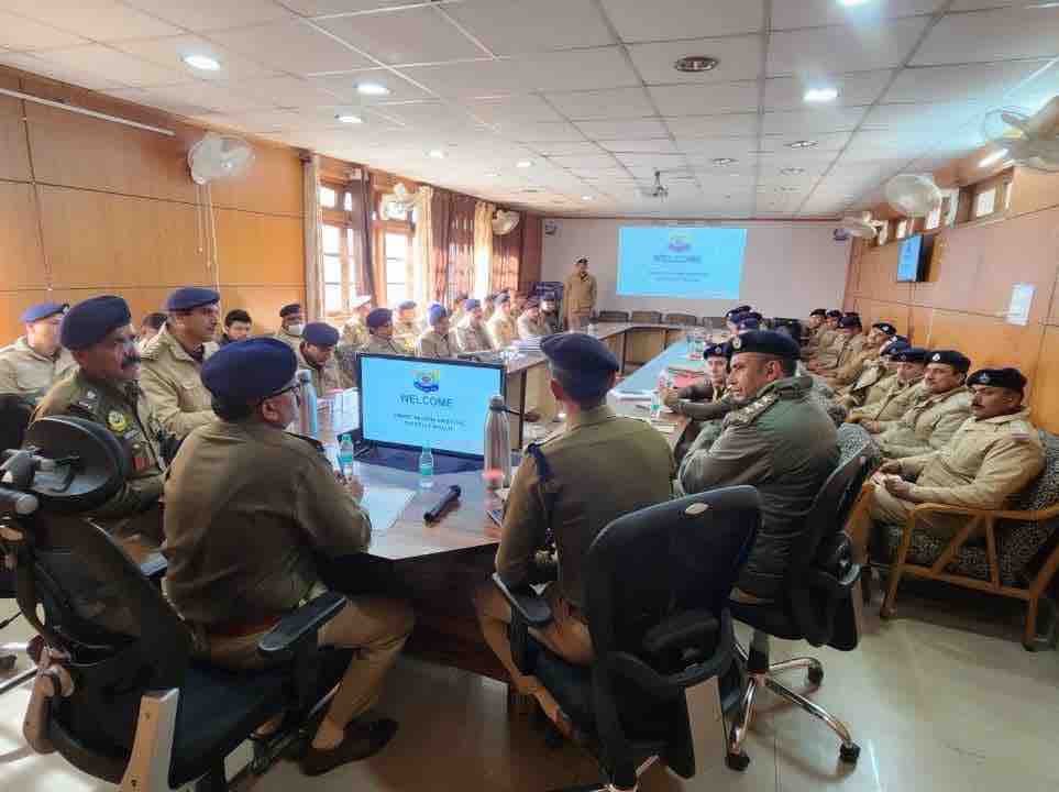 एसपी मदन लाल ने अधिकारियों के साथ की बैठक, तस्करों पर सख्त कार्रवाई के दिए आदेश
