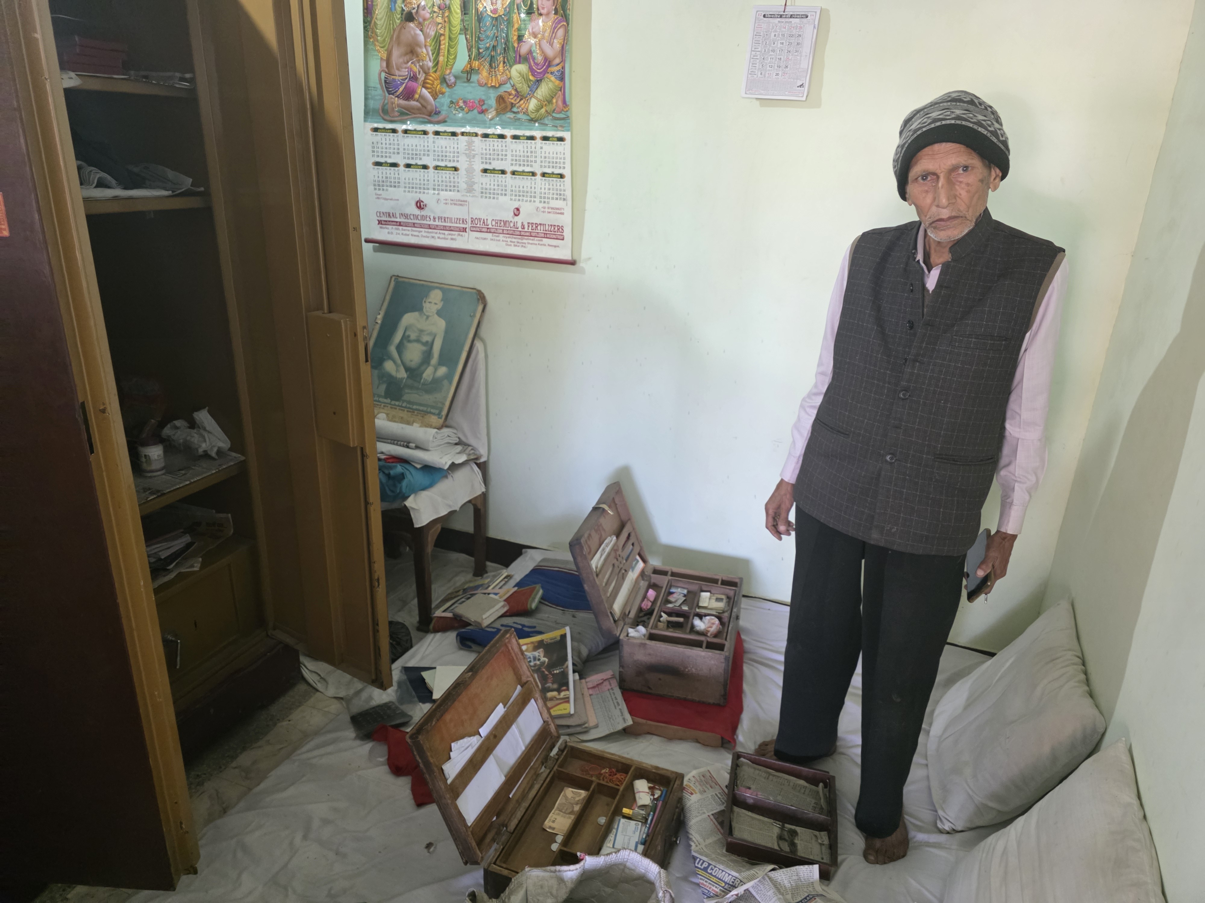 व्यापारी ज्ञानचंद जैन की दुकान में पूजा के लिए रखे 1 किलो के चांदी के बर्तन समेत 50 हजार नकदी चोरी हो गए।