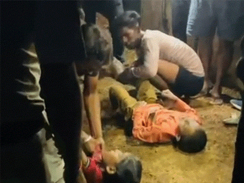 लोगों ने दोनों को बच्चों गड्ढे से बाहर निकाला, तब तक दोनों की सांसें थम चुकी थी। विरोध में परिजनों ने चक्काजाम कर दिया।