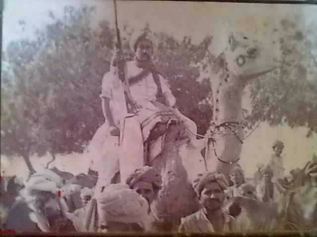 तस्वीर बलवंत सिंह की है। वे ऊंट पर सवार हैं और उनके हाथ में बंदूक है।