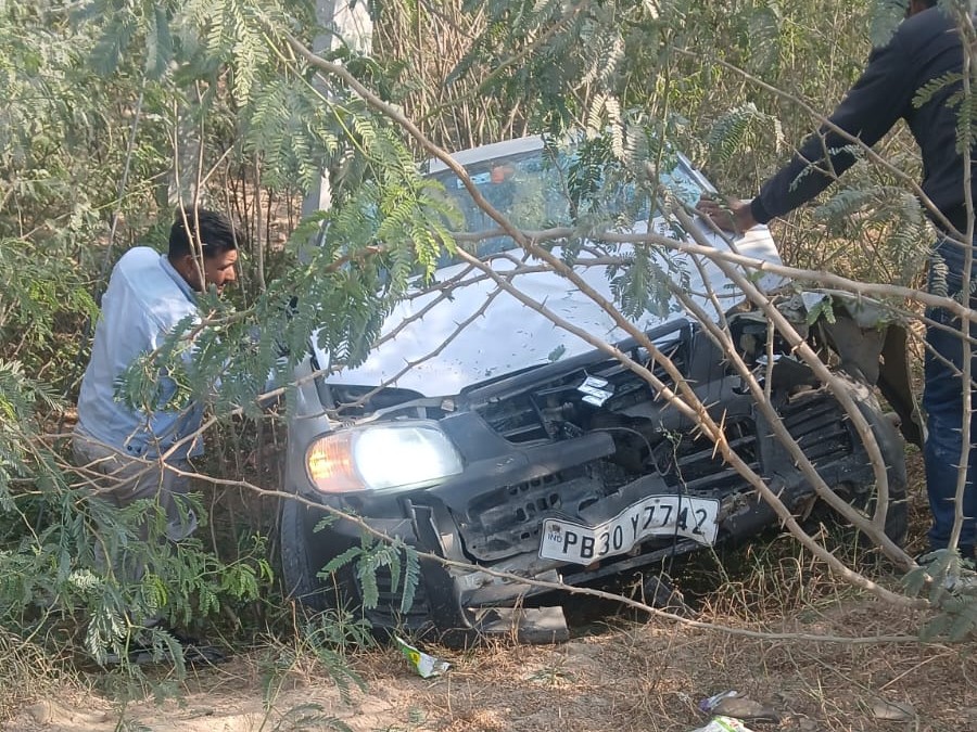 हादसे के बाद खेतों में पड़ी कार