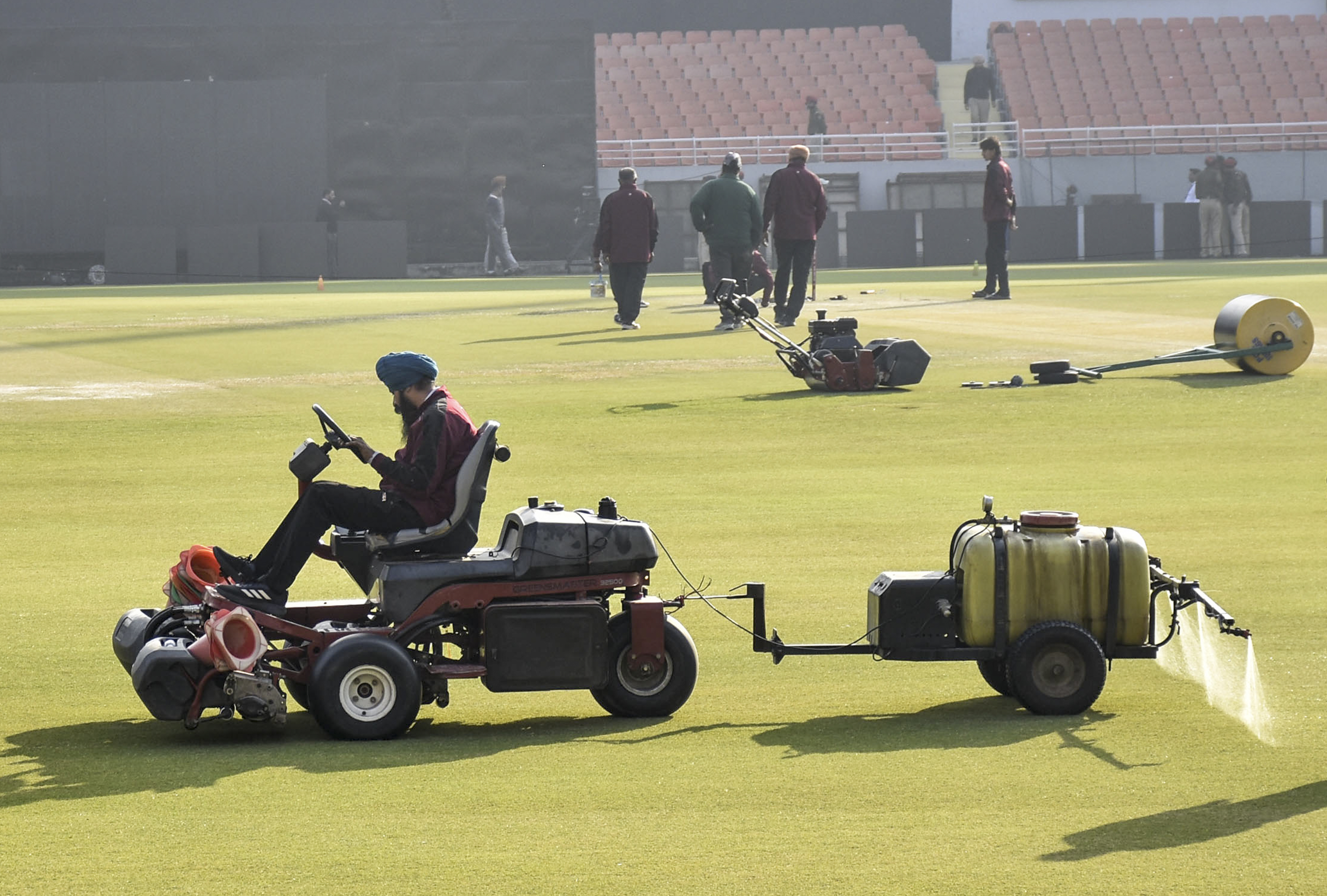 मुल्लांपुर में मैदान तैयार करता ग्राउंड स्टाफ। आज यहां पहला इंटरनेशनल मैच खेला जाएगा।