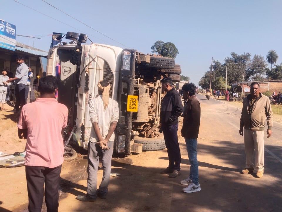 Truck lost control and overturned in Katni, crushing three bikes ...