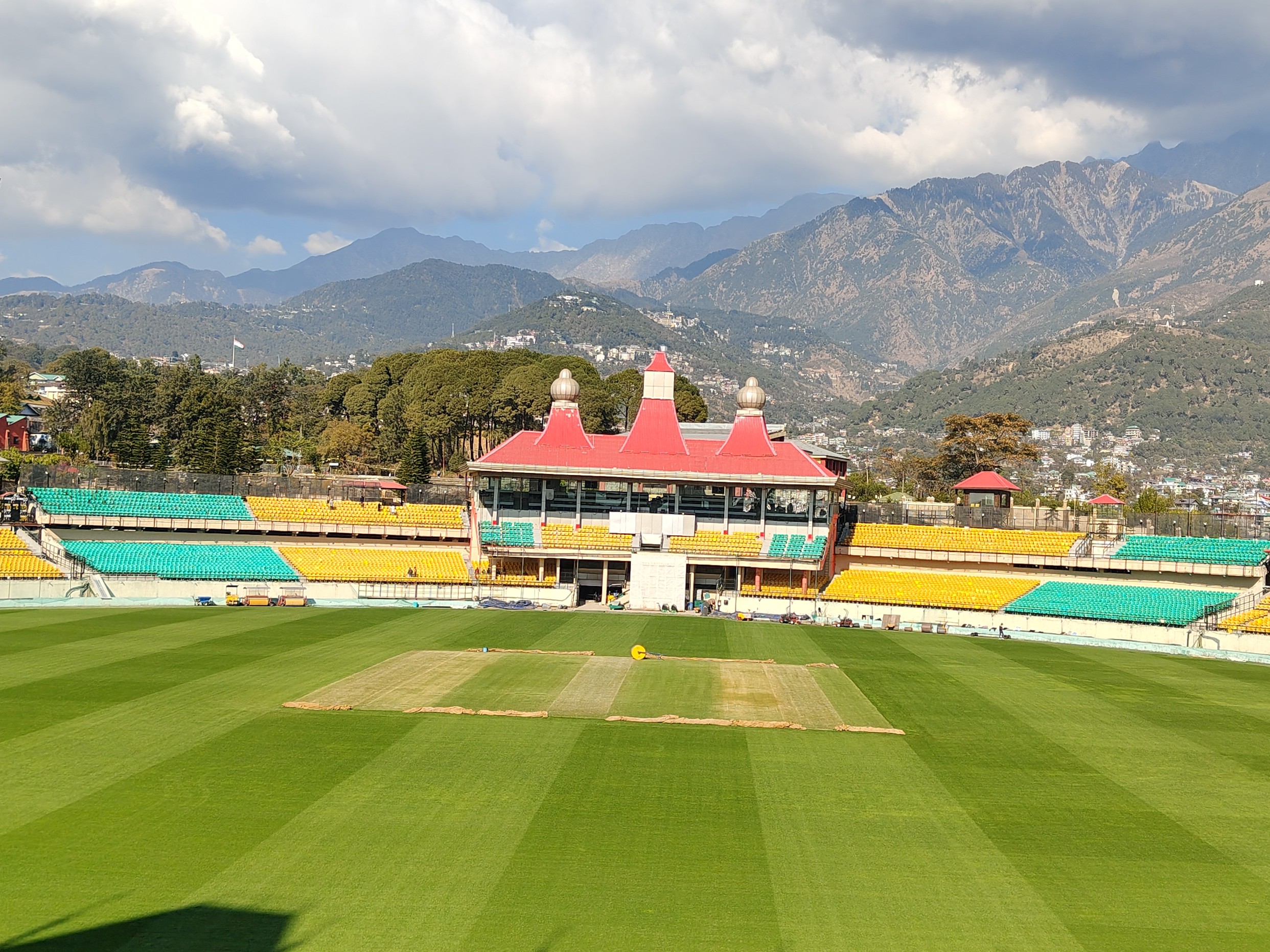 टी20 मुकाबले को तैयार धर्मशाला क्रिकेट स्टेडियम।