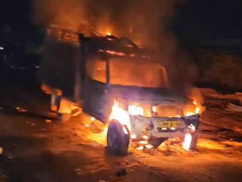 हादसे के बाद गुस्साए लोगों ने पिकअप में आग लगा दी।