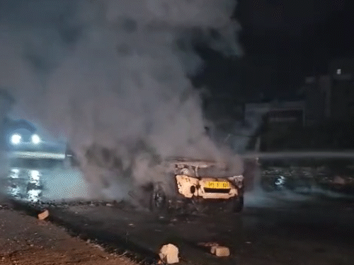 मौके पर पहुंची दमकल की टीम ने गाड़ी में लगी आग पर काबू पाया।