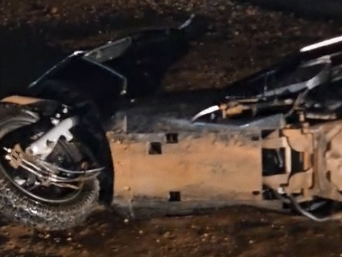 हादसे के बाद सड़क किनारे पड़ी स्कूटी।