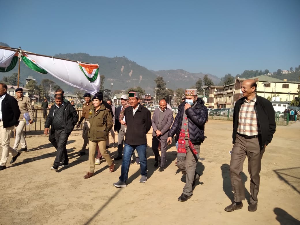 मंडी के पड्डल मैदान में राजस्व मंत्री जगत नेगी, डीसी और एसपी के साथ कार्यक्रम की तैयारियों का जायजा लेते हुए।
