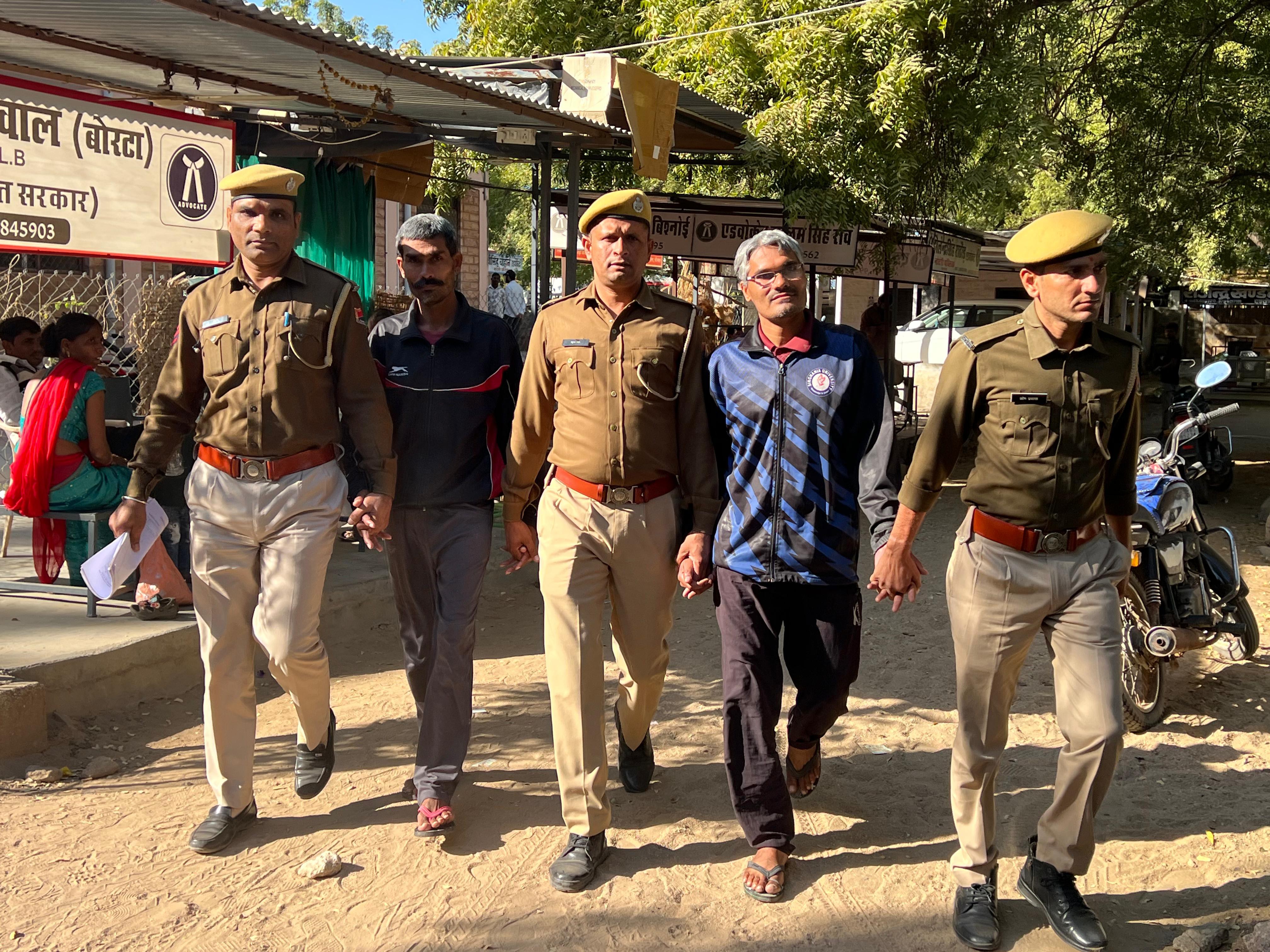 कोर्ट से सजा मिलने के बाद दोनों दोषी भाइयों को ले जाती पुलिस।
