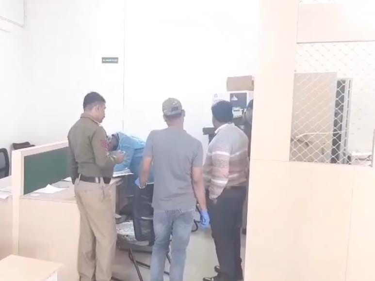 Theft from finance company in Dhamtari | धमतरी में फाइनेंस कंपनी से चोरी: डिजिटल लॉकर सहित 1.25 लाख रुपये पार, नकाबपोश सीसीटीवी में कैद - Dhamtari News 3 9d767a1c a568 414a 8e87 552afc57b113 1765363461849