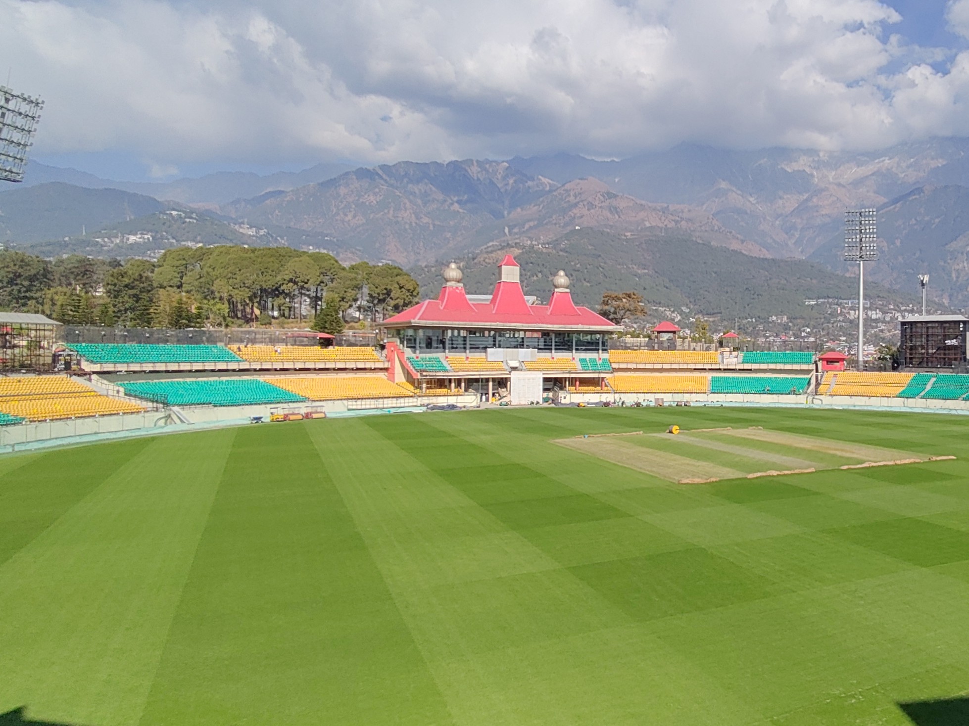 टी20 मुकाबले को तैयार धर्मशाला क्रिकेट स्टेडियम।