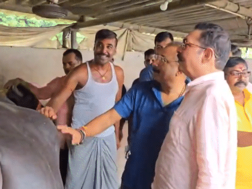 अनंत सिंह पुराने बंगले में गाय भी रखते थे। मंत्री अशोक चौधरी मिलने गए तो उन्होंने अपनी गौशाला दिखाई।