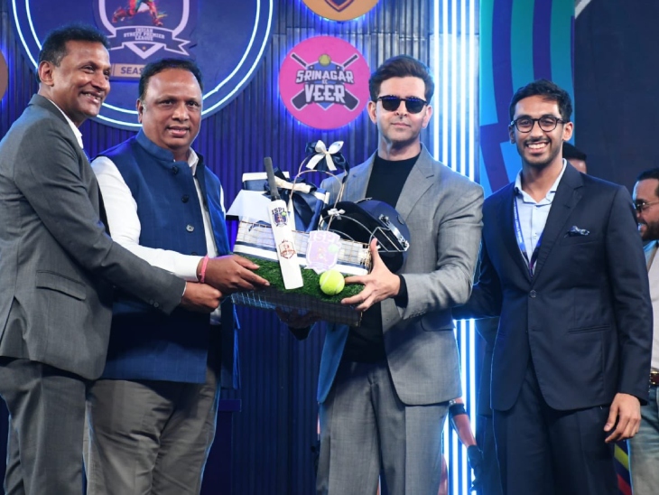 ऋतिक रोशन बेंगलुरु स्ट्राइकर्स टीम के मालिक हैं।