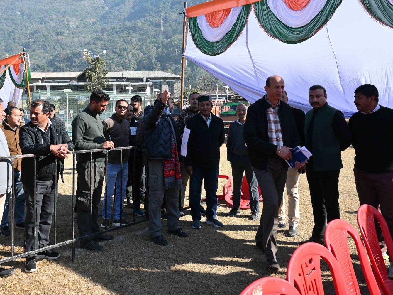 मंडी में जन संकल्प कार्यक्रम की तैयारियों का जायजा लेते हुए राजस्व मंत्री जगत नेगी।