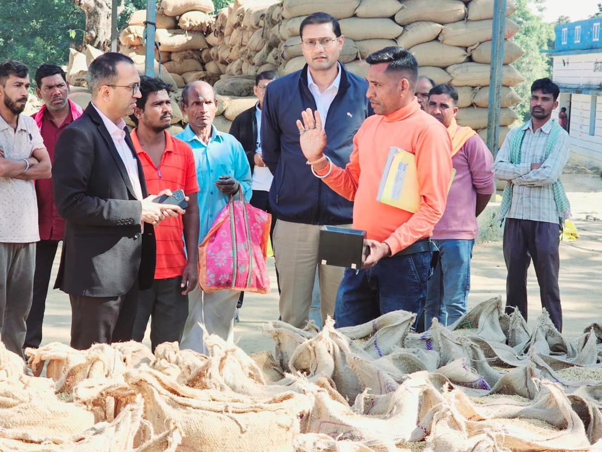 Korba Collector inspected the paddy procurement center. | कोरबा कलेक्टर ने धान उपार्जन केंद्र का किया निरीक्षण: वास्तविक किसानों से धान खरीदने और अवैध बिक्री रोकने के निर्देश - Korba News 1 cb5b66ff 0218 4343 ae9f 1560805dc998 1765373365168