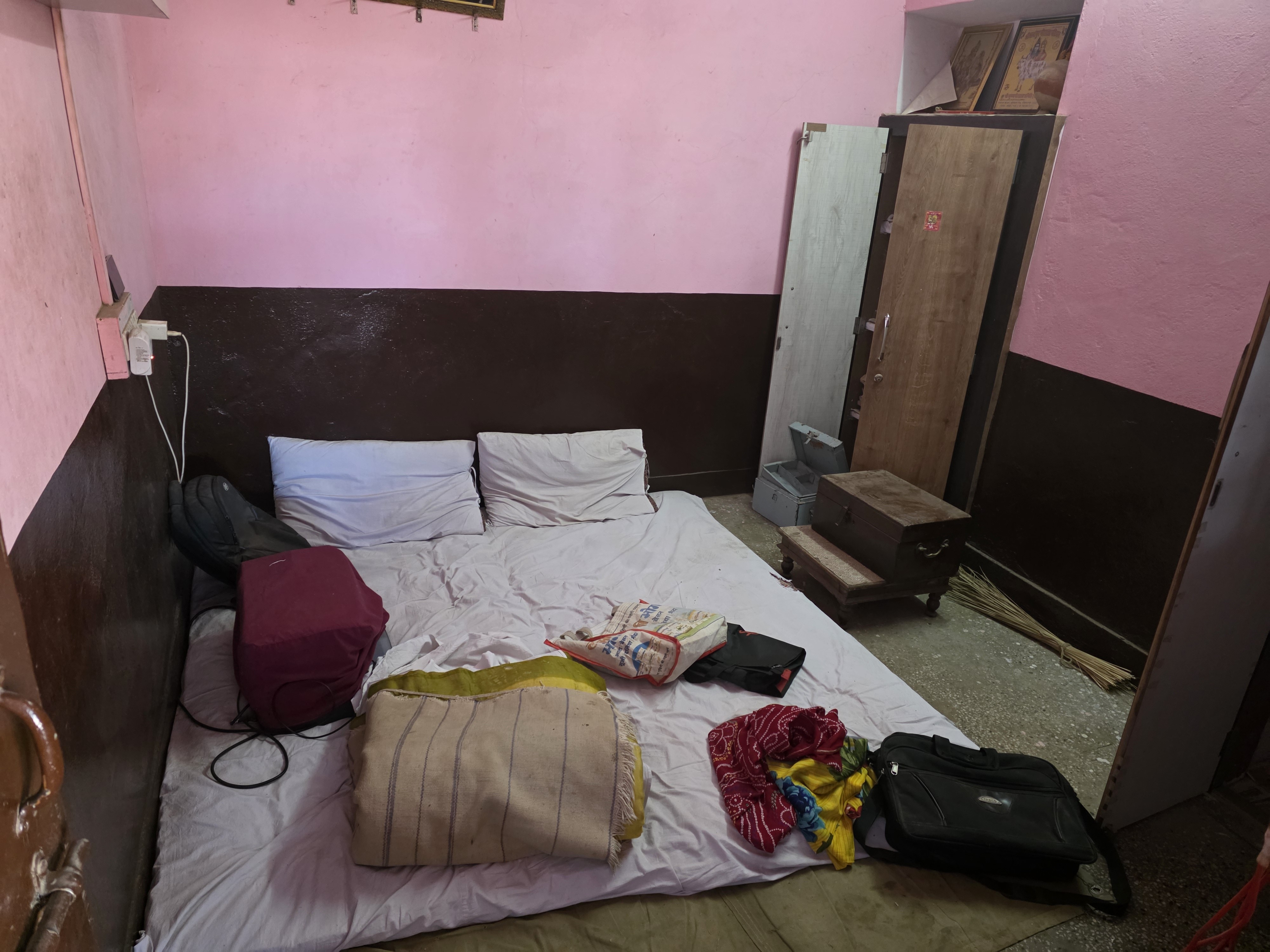 चोरों ने कैश नहीं मिलने पर कई दुकानों में तोड़फोड़ भी की।