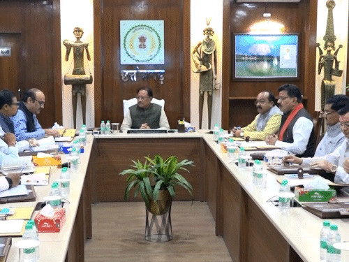 कैबिनेट बैठक में सरेंडर करने वाले नक्सलियों के खिलाफ केस वापस लेने को मंजूरी दी गई।