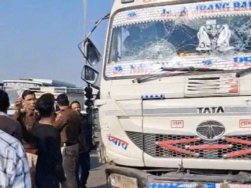 हादसे के बाद ट्रक को घेरे स्थानीय लोग।