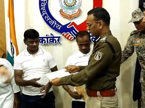 मुख्यधारा में लौटने पर प्रत्येक नक्सली को 50-50 हजार रुपये का चेक प्रदान किया गया।