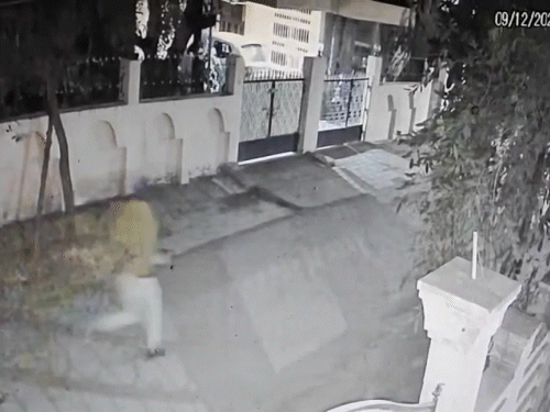 चोर को पकड़ने की घटना CCTV में भी कैद हुई।