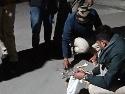 बदमाश के कब्जे से मिला सारा सामान।