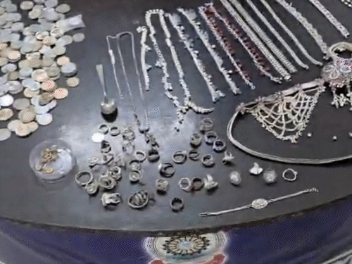 आरोपी ने जैकेट के अंदर छिपा कर रखे थे चोरी के जेवर और कैश।