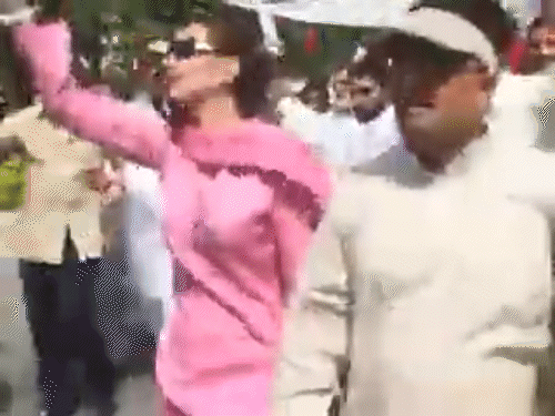 यूसुफ रजा गिलानी पर आरोप था कि उन्होंने महिला पत्रकार को गलत तरीके से छुआ था।