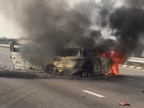 Two cars collide on Purvanchal Expressway | पूर्वांचल एक्सप्रेस-वे पर कारें टकराईं, लाशें 20 मीटर तक बिखरीं: आजमगढ़ के सिपाही की पत्नी और 4 बच्चों की मौत ...