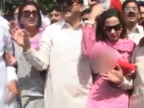 यूसुफ रजा गिलानी पर आरोप था कि उन्होंने महिला पत्रकार को गलत तरीके से छुआ था।