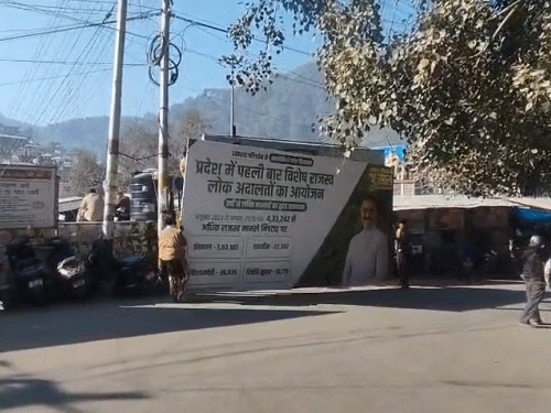 मंडी में कल होने जा रहे जन संकल्प कार्यक्रम के लिए होर्डिंग लगाते हुए जिला प्रशासन।