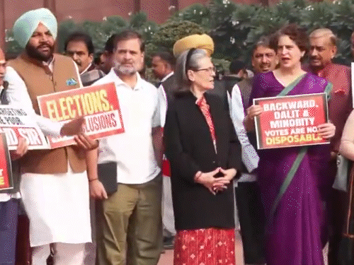 विपक्ष ने संसद के बाहर और अंदर SIR पर बहस की मांग को लेकर प्रदर्शन किया था।