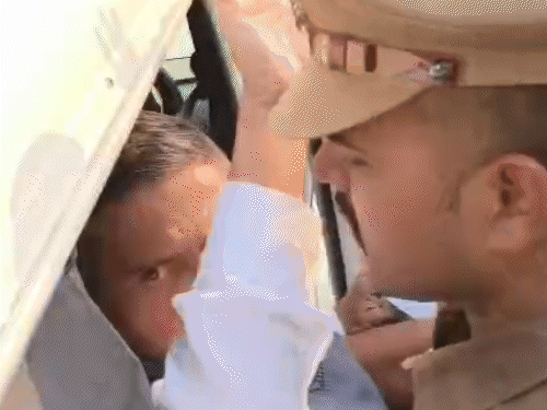 पूर्व आईपीएस अमिताभ ठाकुर को मेडिकल कराने के बाद जबरदस्ती गाड़ी में बैठाती पुलिस।