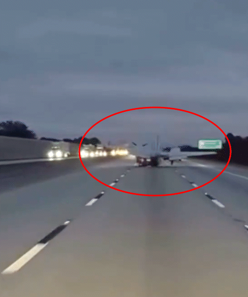 कार से टकराने के बाद प्लेन सड़क पर घिसटता नजर आया।