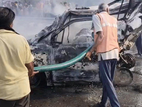 लपटें 5 किमी दूर से दिखाई दे रही थीं। फायर कर्मियों ने आग पर काबू पाया है।