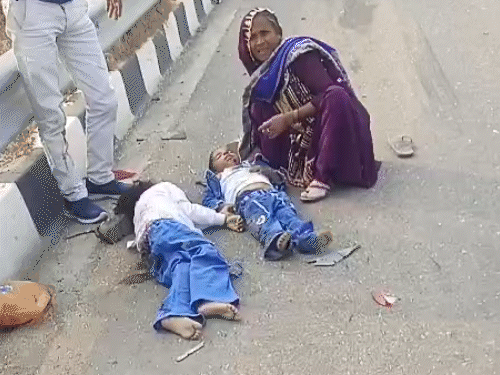 आसपास के लोगों ने आग लगने से पहले कार से कुछ लोगों को बाहर निकाल लिया था। तीन बच्चों की मौत हुई है।