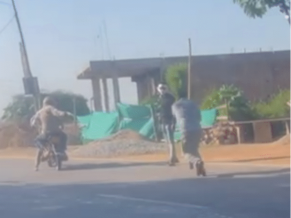 सड़क पर लेटा कर दुकानदार को बेरहमी से पीटते हुए हमलावर। - Dainik Bhaskar