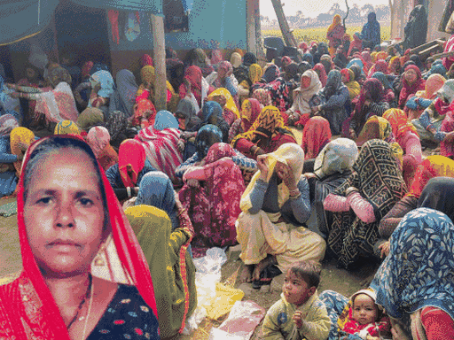 गुना के बागेरी खाद केंद्र पर महिला की तबीयत बिगड़ने से मौत हो गई। वह लाइन में लगी थीं।