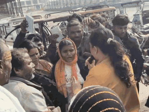 छतरपुर में महिलाओं और किसानों का आरोप है कि नायब तहसीलदार ने मारपीट की।