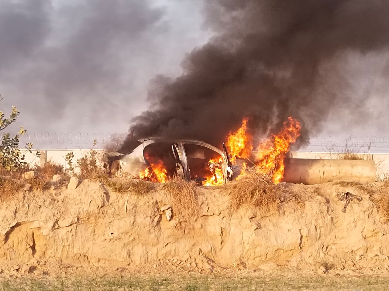 किसानों ने फैक्ट्री के पास मौजूद गाड़ियों में आग लगा दी।