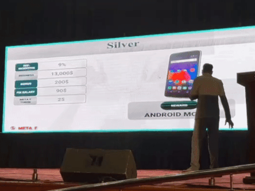 कंपनी की स्कीम और प्रोजेक्टर के बारे में बताता आरोपी।